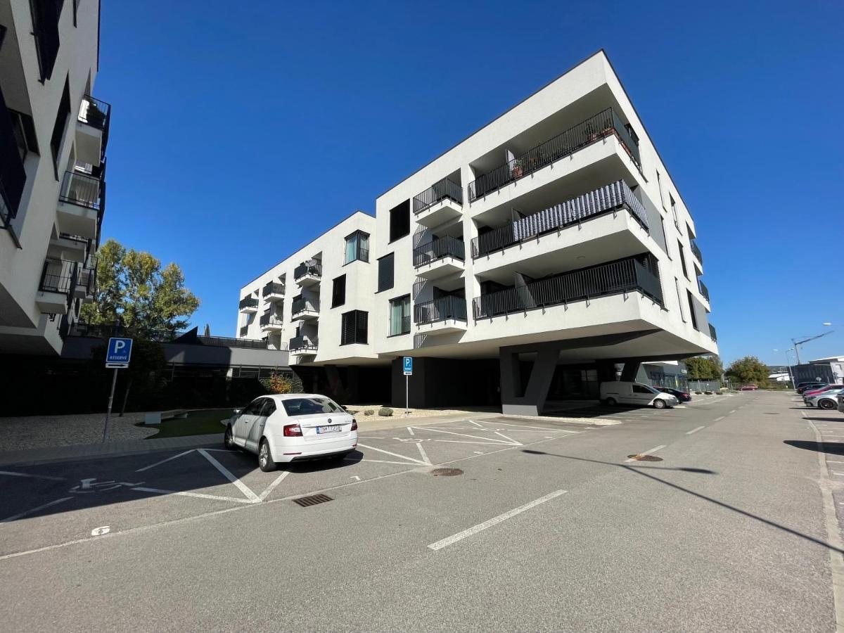 Greenbay Apartment With Free Parking Trenčín Eksteriør bilde